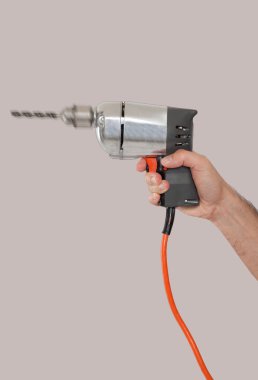 Erkek eli matkap tutan