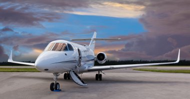 Merdivenlerden ile pist üzerinde özel jet