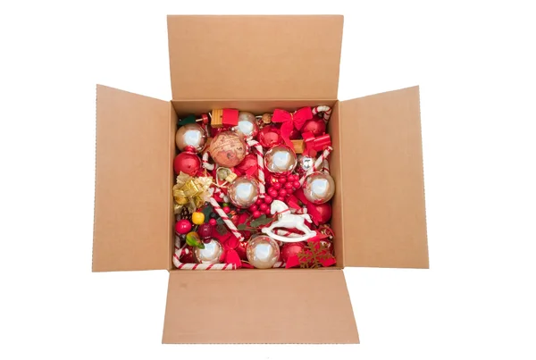 Κουτί με πολύχρωμα χριστουγεννιάτικα στολίδια. — Φωτογραφία Αρχείου