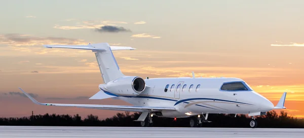 Fort Lauderdale, EUA - 2015: Um posicionamento de jato privado para decolar no Aeroporto Internacional de Fort Lauderdale / Hollywood . — Fotografia de Stock