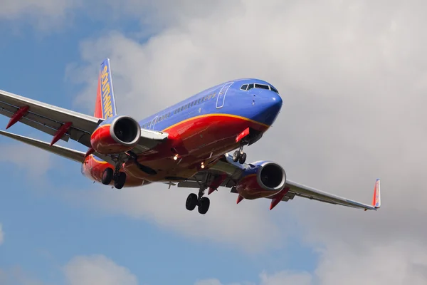 Fort Lauderdale, Usa - 2. června 2015: Southwest Airlines Boeing 737 přistání na mezinárodním letišti Fort Lauderdale-Hollywood. — Stock fotografie