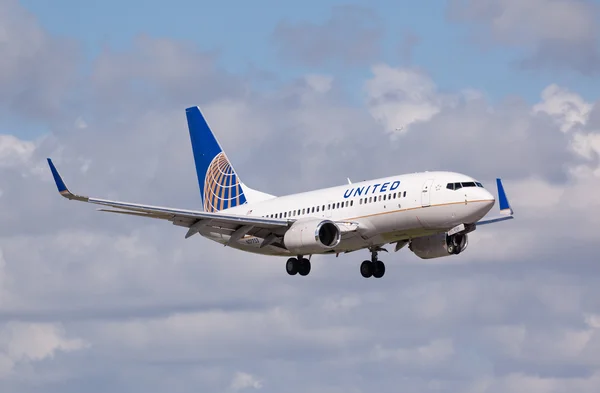 Fort Lauderdale - Novemebr 4, 2015: Fort Lauderdale/Hollywood Uluslararası Havaalanı'nda açılış A United Airlines Boeing 737 uçağı. — Stok fotoğraf