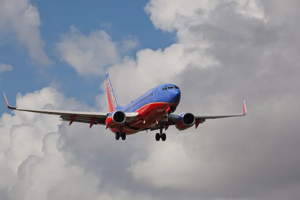 Fort Lauderdale, Usa - 2. června 2015: Southwest Airlines Boeing 737 přistání na mezinárodním letišti Fort Lauderdale-Hollywood. — Stock fotografie