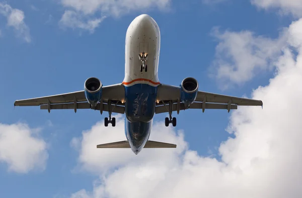 Fort Lauderdale, Estados Unidos - 2015: Un avión de pasajeros aterriza en el Aeropuerto Internacional de Fort Lauderdale / Hollywood . —  Fotos de Stock