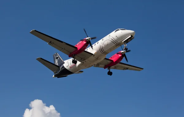 Fort Lauderdale, Usa - 24. května 2015: A Silver Airways Saab 340b plus letadla. Stříbrný Airways je americká letecká společnost působící kolem 150 pravidelných letů denně. — Stock fotografie