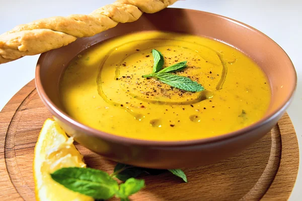 Nane, limon ve homem ile Türk geleneksel krem mercimek çorbası