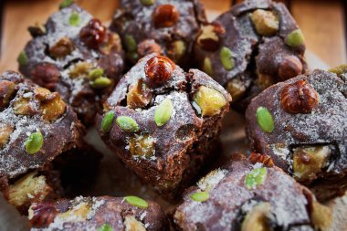 Fındık ve muz ile ev yapımı çikolatalı browni kek parçaları.