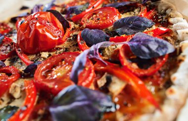 Ev vejetaryen pizza mantar, domates ve fesleğen ile yapılan; yakın çekim