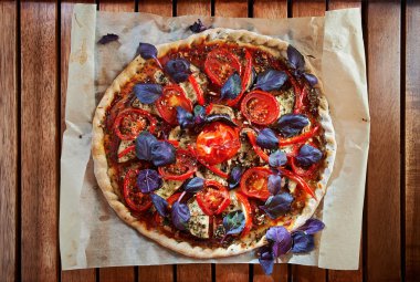 Ev vejetaryen pizza mantar, domates ve fesleğen ile yapılan; Üstten Görünüm