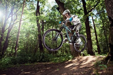 Moskova, Rusya - 20 Haziran 2016: Atlama bir dağ bisikleti.