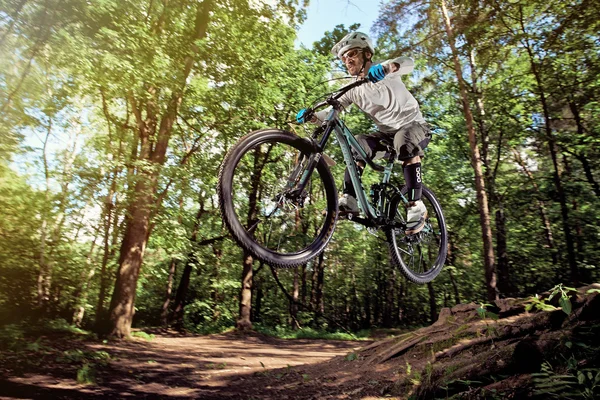 Moskau, russland - 20. juni 2016: sprung auf dem mountainbike. — Stockfoto