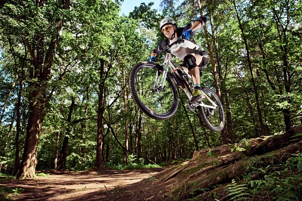 MOSCOU, RUSSIE - 20 JUIN 2016 : Cavalier en action au sport de VTT. Saute en VTT. Un motard fait une cascade et saute dans la forêt . — Photo