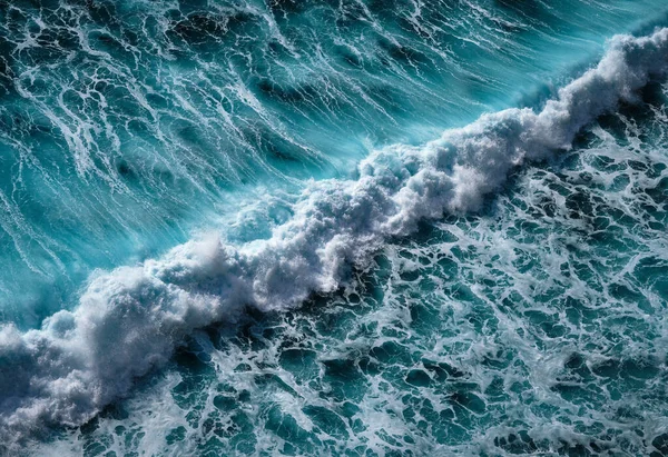 海の波への空中ビュー波が飛び出す 青いきれいな波状の海水 — ストック写真