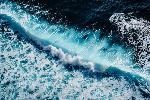 海の波への空中ビュー波が飛び出す 青いきれいな波状の海水 — ストック写真