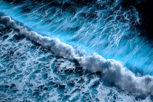 Okyanustaki Sıçrayan Dalgaların Hava Görüntüsü Mavi Temiz Dalgalı Deniz Suyu — Stok fotoğraf