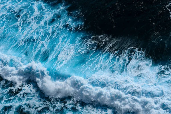 海の波への空中ビュー波が飛び出す 青いきれいな波状の海水 — ストック写真