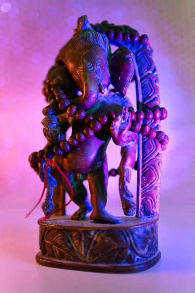 Hinduski Bóg Lord Ganesha Rudraksha Różaniec Kolorowym Świetle Kolorowe Zdjęcie — Zdjęcie stockowe