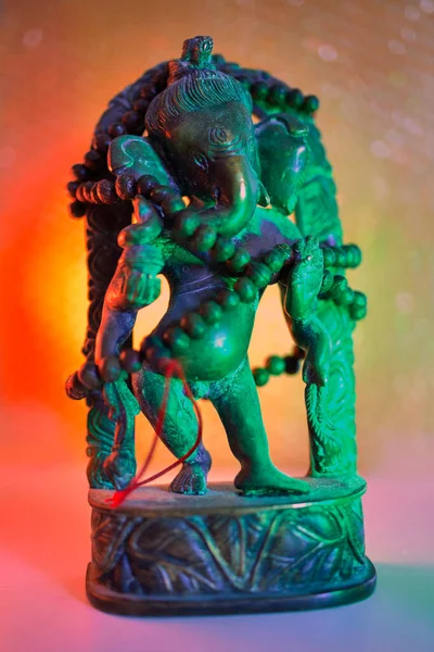 Deus Hindu Senhor Ganesha Com Rosário Rudraksha Uma Luz Colorida — Fotografia de Stock