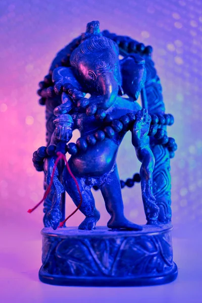 Deus Hindu Senhor Ganesha Com Rosário Rudraksha Uma Luz Colorida — Fotografia de Stock