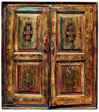 Çok eski bir etnik vintage ahşap pencere, kapalı panjurlar, beyaz üzerine izole edilmiş..