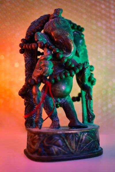 Hinduski Bóg Lord Ganesha Rudraksha Różaniec Kolorowym Świetle Kolorowe Zdjęcie — Zdjęcie stockowe