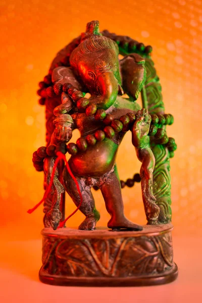 Hinduski Bóg Lord Ganesha Rudraksha Różaniec Kolorowym Świetle Kolorowe Zdjęcie — Zdjęcie stockowe