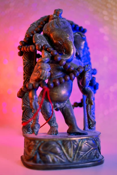 Hindu Gud Lord Ganesha Med Rudraksha Radband Ett Färgstarkt Ljus — Stockfoto