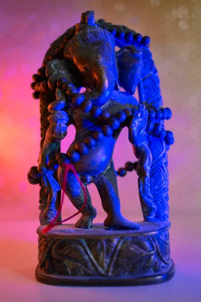Hinduski Bóg Lord Ganesha Rudraksha Różaniec Kolorowym Świetle Kolorowe Zdjęcie — Zdjęcie stockowe