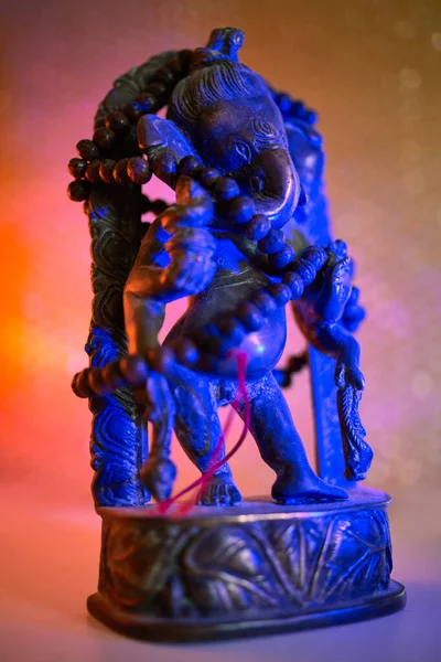 Hinduski Bóg Lord Ganesha Rudraksha Różaniec Kolorowym Świetle Kolorowe Zdjęcie — Zdjęcie stockowe