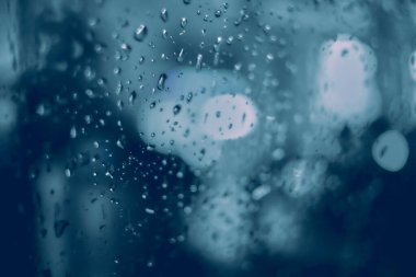 Gece lambasının yağmur damlalı soyut dairesel bokeh arkaplanı