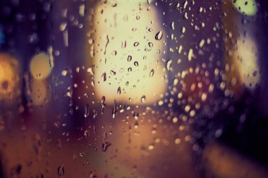 Gece lambasının yağmur damlalı soyut dairesel bokeh arkaplanı