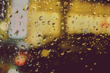 Gece lambasının yağmur damlalı soyut dairesel bokeh arkaplanı