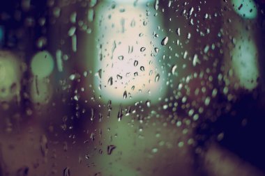 Gece lambasının yağmur damlalı soyut dairesel bokeh arkaplanı