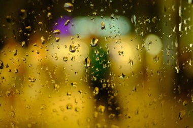 Gece lambasının yağmur damlalı soyut dairesel bokeh arkaplanı