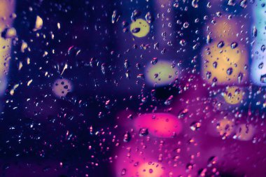 Gece lambasının yağmur damlalı soyut dairesel bokeh arkaplanı