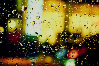 Gece lambasının yağmur damlalı soyut dairesel bokeh arkaplanı