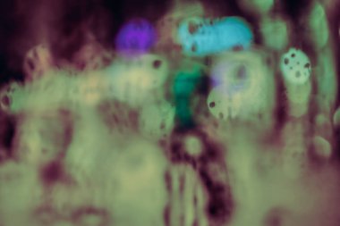 Gece lambasının yağmur damlalı soyut dairesel bokeh arkaplanı