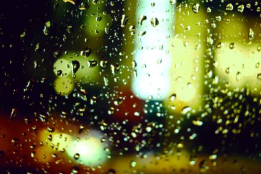 Gece lambasının yağmur damlalı soyut dairesel bokeh arkaplanı