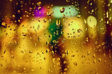 Gece lambasının yağmur damlalı soyut dairesel bokeh arkaplanı