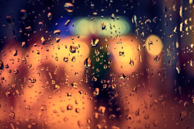 Gece lambasının yağmur damlalı soyut dairesel bokeh arkaplanı