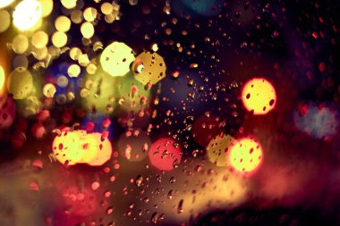 Gece lambasının yağmur damlalı soyut dairesel bokeh arkaplanı