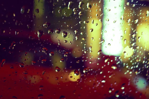 Gece lambasının yağmur damlalı soyut dairesel bokeh arkaplanı