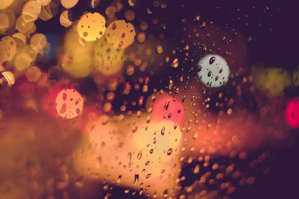 Abstrakte Kreisförmige Bokeh Hintergrund Des Nachtlichts Mit Regentropfen — Stockfoto