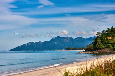 Langkawi adasına uçak iniyor. Pantani Cenang ve Pantani Tengah plajları, Langkawi, Malezya