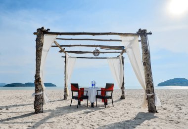 Plaj kokteyl salonu, beyaz kumsalda. Tatil ve yaz için deniz manzaralı güneş güvertesi. Malasiya, Langkawi Adası..