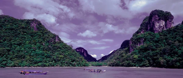 紫の空を持つアジアの岩の島 印象派カラートーニング画像 — ストック写真