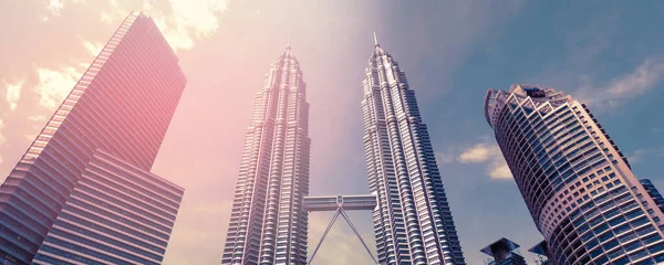 Kuala Lumpur, Malezya - JAN, 2019: Petronas Kuleleri ve Suria KLCC Alışveriş Merkezi.