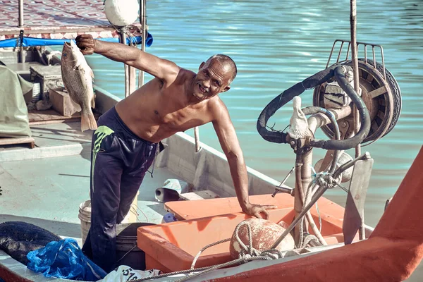 Langkawi Malasia Dic 2018 Pescador Asiático Con Pescado Mano Mano — Foto de Stock