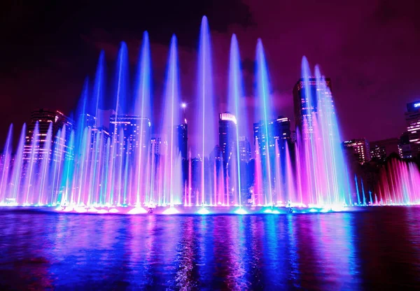 Fontaine Colorée Sur Lac Nuit Près Twin Towers Avec Ville — Photo