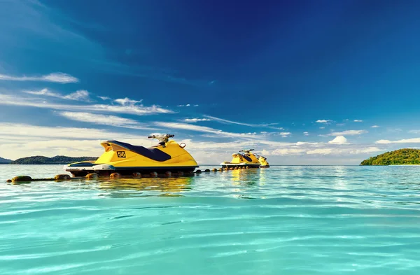 Denizde Sarı Jet Ski Mavi Gökyüzü Arka Planda Küçük Adalar — Stok fotoğraf